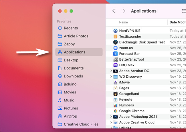 افتح مجلد التطبيقات باستخدام Finder على جهاز Mac الخاص بك.