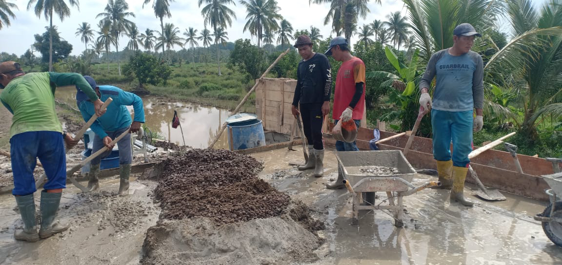 Satgas dan Warga Berbagi Tugas Selesaikan Coran Bagian Tengah Jembatan Penghubung