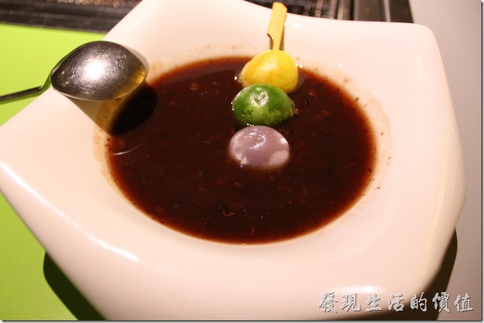 台南-原燒。甜點紅豆湯，上面還有三顆不同顏色的麻糬。紅豆湯不是很甜，紅豆煮得軟爛。