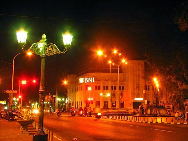 Menikmati Belanja Souvenir di Malioboro Yogyakarta Menikmati Belanja Souvenir di Malioboro Yogyakarta