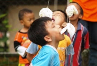 Lomba Makan Kerupuk