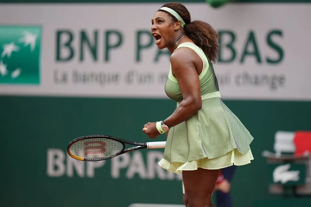 Serena Williams vibra em mais uma vitória em Roland Garros