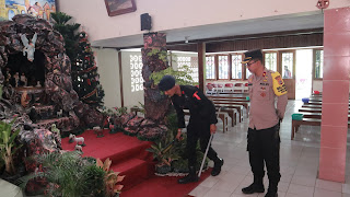 Jelang Natal 2023 , Polres Kulonprogo dan Jibom Polda DIY Laksanakan Sterelisasi Gereja di Kulonprogoo