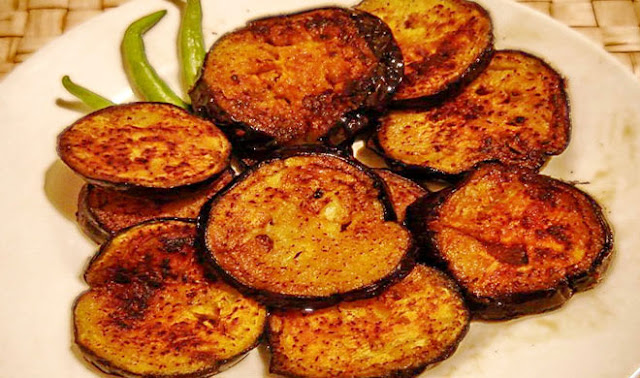 यूं बनाएं लज़ीज़ टेस्टी बैंगन बाजा,स्वाद में दम है (Tastey Brinjal Bhaja Recipe in Hindi)