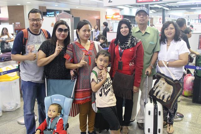 Foto bersama di Don Mueang Airport Bangkok