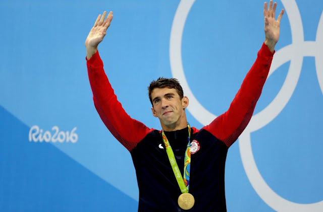 Michael Phelps saat perayaan medali di Olimpiade Rio 2016