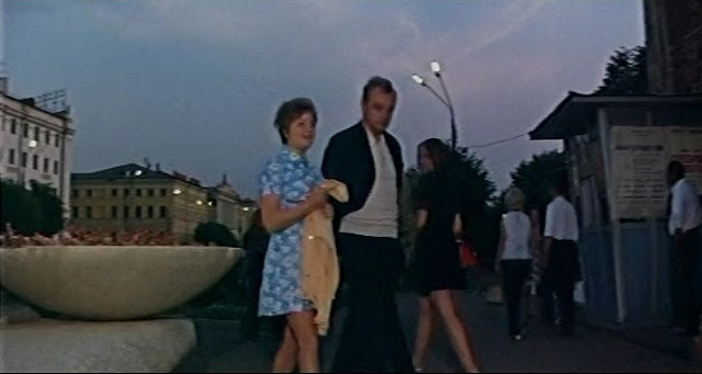 Андрей Павлов гуляет с Светой Павловой - кадр из фильма