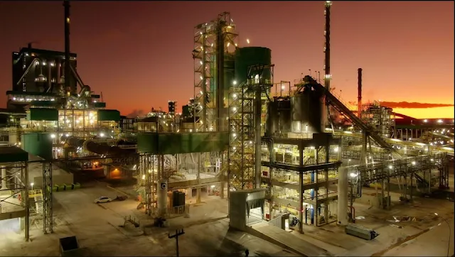Foto de uma indústria da Klabin a noite
