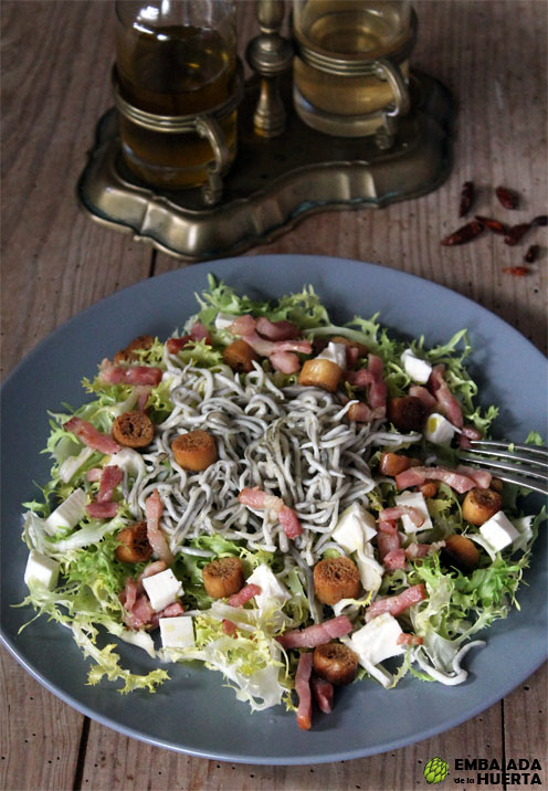 Receta de Ensalada Sebastián de escarola y angulas, con bacon y queso