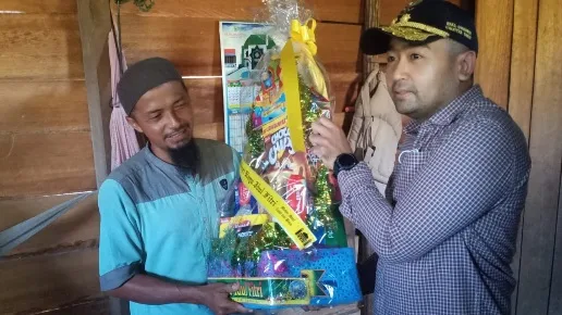 Prihatin Lihat Rumah Warga Mentawai, Wagub Sumbar Serahkan Bantuan Bedah Rumah