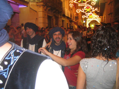 Desatando Pasiones. Una chica feliz de unirse al desfile de los Abenzoares.