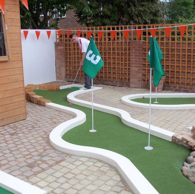 UrbanCrazy Garden Minigolf in East Finchley