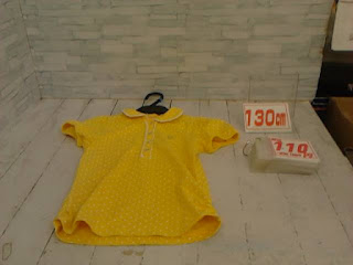 中古品　子供服　１３０ｃｍ　イエロー　半袖シャツ　１１０円