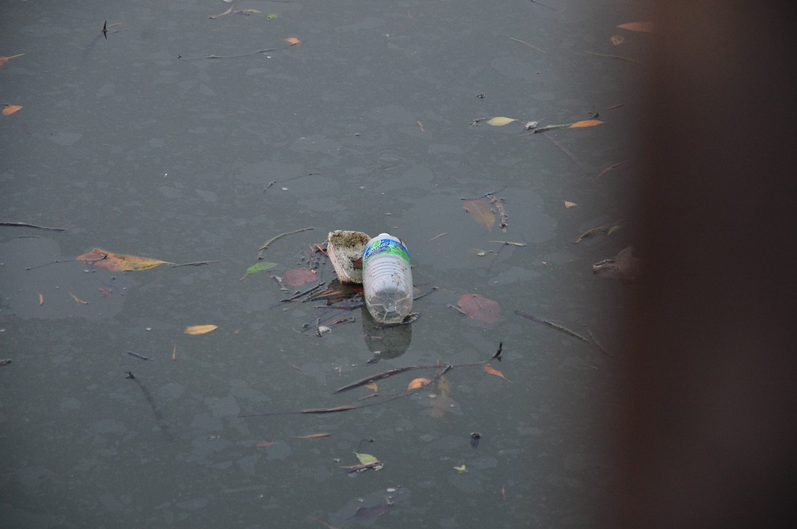 Botol Air di Sungai