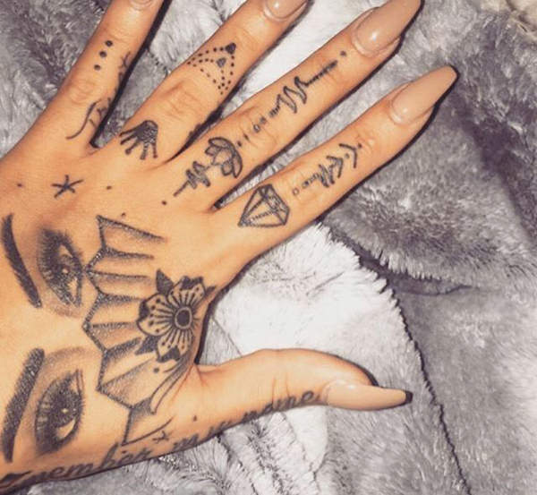 Tatuagens femininas para as mãos
