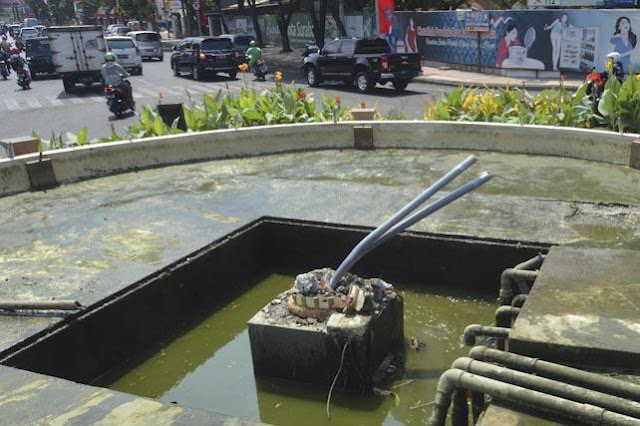 Air Mancur Tengah Kota Surabaya Rusak, Di babat Mobil