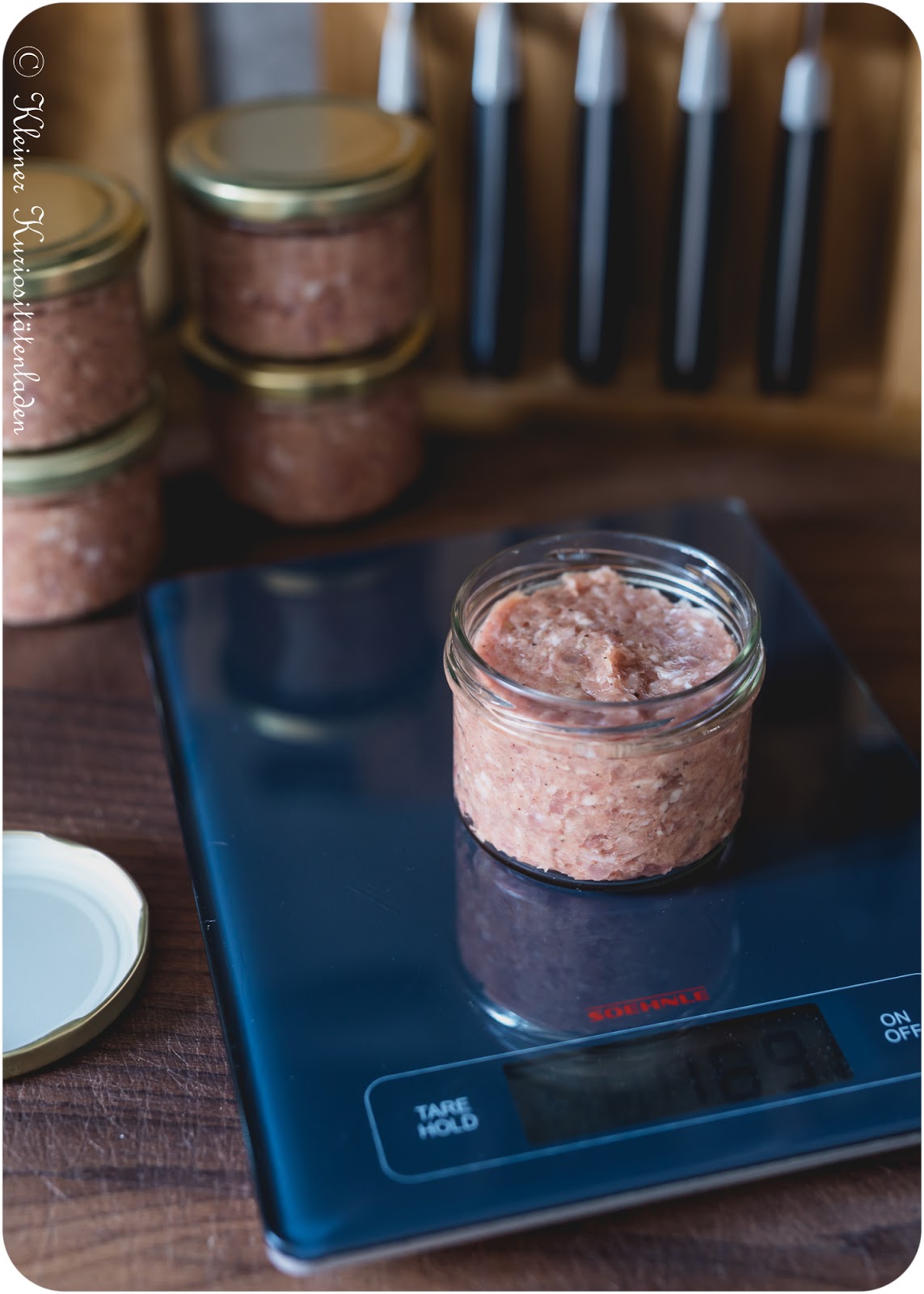 Hausgemachtes Frühstücksfleisch im Glas vor dem Kochen