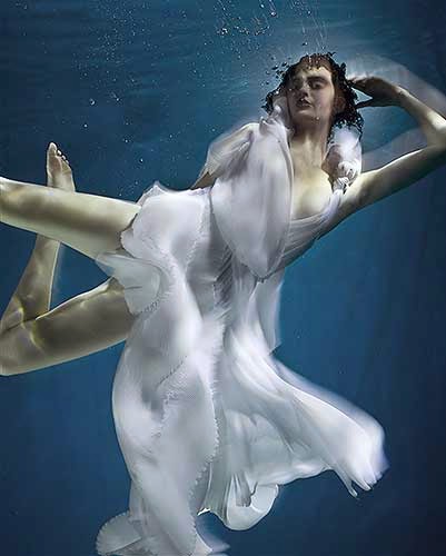 Zena Holloway fotografia fashion subaquática mulheres flutuando água