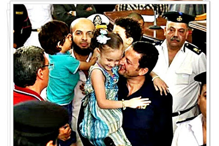 الصور الكاملة :   الدكتور باسم عودة   يحتضن أولاده   أثناء جلسة  فض اعتصام رابعة ( 8 صور )