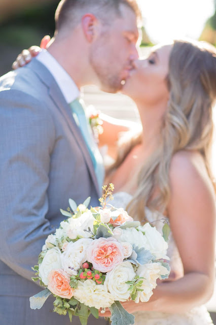 Niagara wedding planner | A Divine Affair | Kendra and Greg. Photo by Alexandra Del Bello Photography. Ceremony at Queenston Chapel with Niagara Parks Weddings. Wedding reception at Queenston Heights Restaurant. Mint, coral and gold wedding details. 