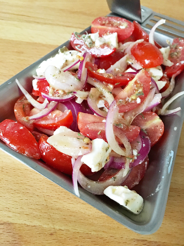 Grillpfännchen mit Schafkäse und Tomaten