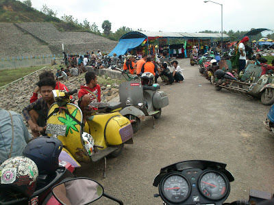 Komunitas Vespa Indonesia di Embung Lodan Sarang Rembang