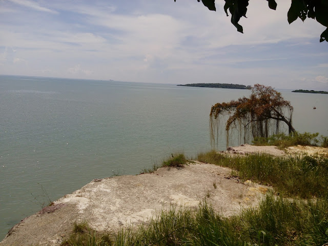 Pantai batu putih yang berada di ketapang