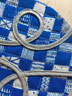 close up of top stitched applique bias tape