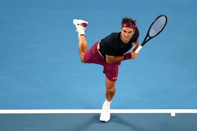 O tenista Roger Federer performa um saque durante o torneio de tênis Australian Open