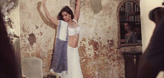 Sonam Kapoor Hot Navel Show 