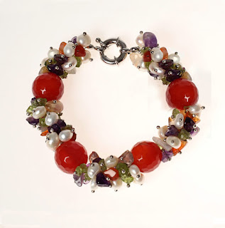  https://bisuteriashop.com/es/home/702-pulsera-con-con-cornalina-amatista-olivino-cuarzo-y-perlas-naturales.html