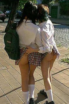 jovencitas colegialas se tocan las colas