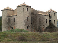 La vivenda del propietari envoltada per quatre torres que li confereixen un aspecte de castell