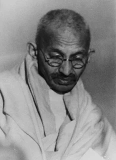 Fotografía en blanco y negro de Mahatma Gandhi