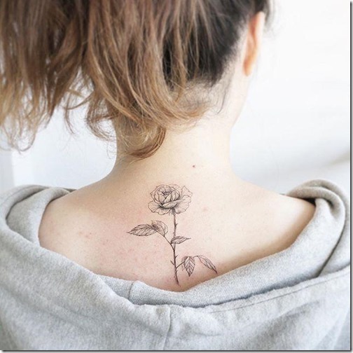tatuaje_de_contorno_delicado_en_la_espalda