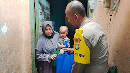 Cegah Stunting, Waka Polsek Ciracas Bersama Polisi RW Beri Bantuan ke Ibu Siti