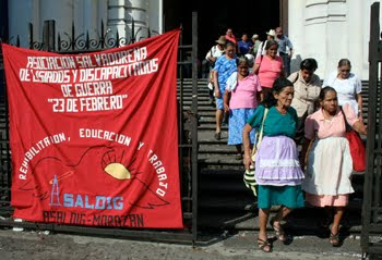 El Salvador, Ex militares y guerrilleros se toman la catedral