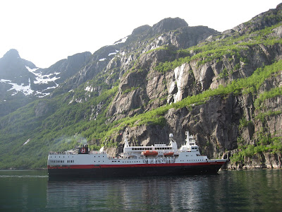Wendemanöver: Schiff der Hurtigruten im Trollfjord