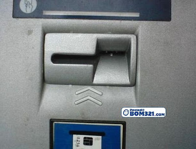 Hati - Hati Ketika Mengeluarkan Duit Di Mesin ATM