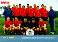 Fußball-Club NÜRNBERG Verein für Leibesübungen e. V. - Núremberg, Alemania - Temporada 1968-69 - Karl-Heinz Ferschl, Hubert Schöll, Ferdinand Wenauer, Heinz Strehl, Georg Volkert; entrenador Max Merkel, Ludwig Müller, August Starek, Heinz Müller, Zvezdan Cebinac, Franz Brungs, asistente Körner; Helmut Hilpert, Horst Leupold, Roland Wabra, Gyula Toth y Fritz Popp - El F. C. Núremberg, dirigido por Max Merkel, conocido como Mr. Látigo, en 1967-68 ganó su 1ª Bundesliga, en el nuevo formato, en lo que era además su 9º título alemán de la máxima categoría. Aquí está posando con el Trofeo al principio de la temporada siguiente