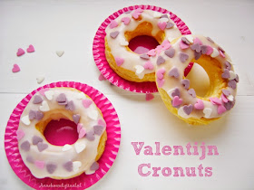 Valentijn cronuts, valentijn donuts, valentijn traktatie, valentijn recept, valentijn koekjes, valentijn lekkers, hartjes voor valentijn, suikergoed valentijn, recept voor valentijn