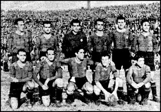 📸C. F. BARCELONA 📆16 enero 1944 ⬆️Raich, Elías, Valero, Curta, Sans y Calvet. ⬇️Riba, Escolá, Mariano Martín, César y Bravo. C. F. BARCELONA 1 🆚 VALENCIA C. F. 1 Domingo 16/01/1944. Campeonato de Liga de 1ª División, jornada 15. Barcelona, estadio de Las Corts. GOLES: ⚽1-0: 28’, Martín. ⚽1-1: 87’, Epi.