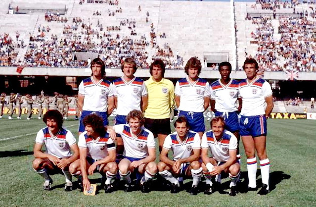 SELECCIÓN DE INGLATERRA. Temporada 1979-80. Dave Watson, Phil Thompson, Ray Clemence, Glenn Hoddle, Viv Anderson y Trevor Brooking.Terry McDermott, Kevin Keegan, Tony Woodcock, Ray Wilkins y Mick Mills. SELECCIÓN DE INGLATERRA 2 🆚 SELECCIÓN DE ESPAÑA 1 Miércoles, 18/06/1980: 17:45 horas. VI Copa de Europa de Selecciones Nacionales Italia 1980, fase de grupos, Grupo II, jornada 3. Nápoles, Italia, estadio San Paolo: 14.440 espectadores. GOLES: ⚽1-0: 19’, Trevor Brooking. ⚽1-1: 48’, Dani, de penalti. ⚽2-1: 61’, Tony Woodcock.