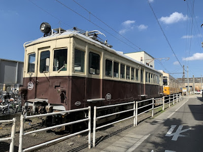 仏生山駅にいた古い琴電車両