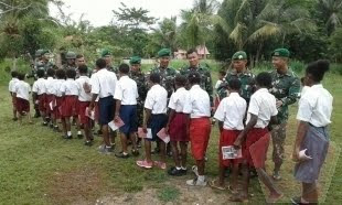 TNI Bagikan Ratusan Buku Tulis Kepada Anak-Anak Di Perbatasan Papua