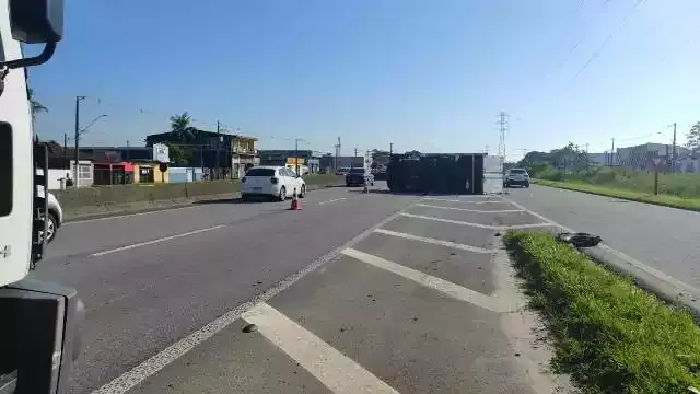 Caminhão com plantas tomba na SP-055, em Peruíbe
