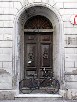 Bicicletta incatenata sulla porta di casa, Livorno