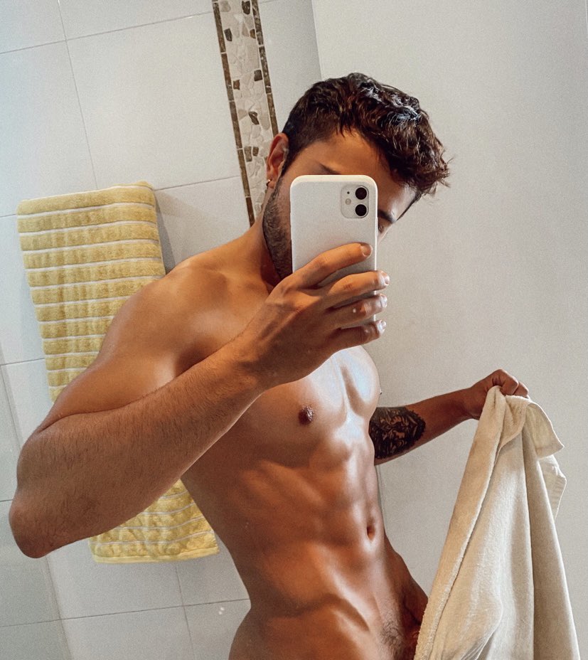 colombiano desnudo en la ducha