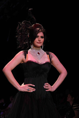 Hot And Beautiful Zarine Khan Glitters At IIJW 2011