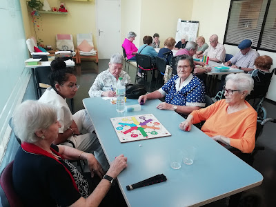 Usuàries d'Aviparc al taller d'estimulació cognitiva